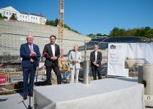Bei der Grundsteinlegung am Podium: LH-Stellvertreter Stephan Pernkopf, ISTA Präsident Martin Hetzer, Sektionschefin Barbara Weitgruber und ISTA Managing Director Georg Schneider (v.l.n.r.)