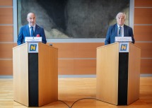 Bei der Pressekonferenz im Landhaus St. Pölten (li.) Christoph Luisser, Landesrat für Sicherheit, Asyl und Zivilschutz und (re.) Experte für Völker- und Verfassungsrecht Michael Geistlinger.
