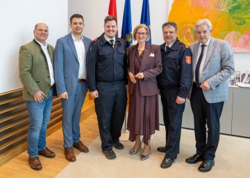 Von links nach rechts: VP-GPO Gerhard Koloc, Bürgermeister Rene Blum,  Kdt. Matthias Köpf, Landeshauptfrau Johanna Mikl-Leitner, Kdt. Thomas Rauch und LAbg. Hermann Hauer.