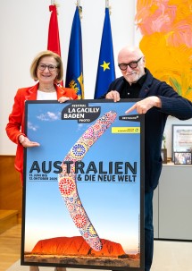 Landeshauptfrau Johanna Mikl-Leitner und Lois Lammerhuber, Direktor des Festivals La Cacilly-Baden Photo, mit dem aktuellen Festivalplakat.