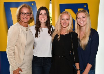 Landeshauptfrau Johanna Mikl-Leitner bei der Ehrung für Maturantinnen und Maturanten mit ausgezeichnetem Erfolg im Festspielhaus St. Pölten.