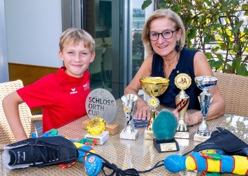 Landeshauptfrau Johanna Mikl-Leitner mit Eiskunstlauftalent Georg-Philipp Dachauer.