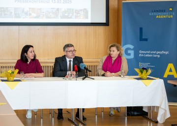 Im Bild von links nach rechts: Dr. Elke Maurer (Leiterin des Zentrums für Altersmedizin), Landesrat Ludwig Schleritzko und NÖ LGA Vorständin Elisabeth Bräutigam 