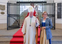 Landeshauptfrau Johanna Mikl-Leitner mit dem neuen Propst des Stiftes Klosterneuburg, Anton Höslinger.