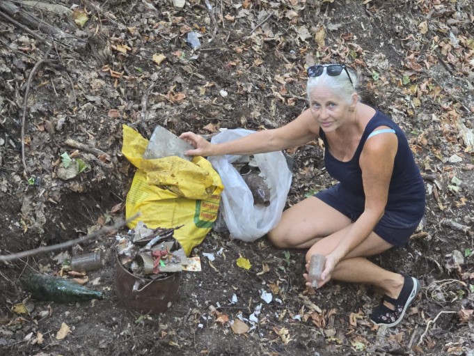 Frau Humer beim aktiven Umweltschutz im Wald.