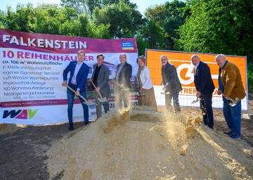 Im Bild von links nach rechts: Architekt David Allram-Markel, Architekt Reinhard Litschauer, WAV Vorstandsdirektor Manfred Damberger, Wohnbau-Landesrätin Christiane Teschl-Hofmeister, Bürgermeister Christoph Schüller, Bürgermeister a.D. Leopold Richter und Bürgermeister a.D. Alfred Schuster