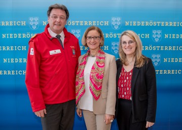 Rotkreuz-Präsident General Josef Schmoll, Landeshauptfrau Johanna Mikl-Leitner und Landesrätin Ulrike Königsberger-Ludwig (v.l.n.r.).