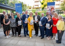 Feier anlässlich des 30-jährigen Bestehens des PBZ Hollabrunn: Pflegedirektorin Karin Mörtel, Bewohnerin Renate Hintringer, Stv. Geschäftsführerin der Gesundheit Weinviertel GmbH Doris Slama, NÖ LGA-Vorstand Gerhard Dafert, Landesrätin Christiane Teschl-Hofmeister, Landtagsabgeordneter Richard Hogl, Bezirkshauptmann Karl-Josef Weiss, Betriebsrätin Jana Janalova, Kaufmännische Direktorin Regina M. Berger, Bewohnerin Josefine Kolesik (1. Reihe vlnr.), Pfarrmoderator Eduard Schipfer, Chefinspektor Martin Koran, Stadträtin 
Marlis Schmidt, Direktor in Ruhe Manfred Knotzinger, Direktor in Ruhe Franz Savanjo und der ehemalige Direktor Markus Mattersberger (2. Reihe vlnr.).
