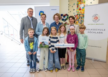 Zusammenarbeit bei der Ferienbetreuung: Krummnußbaums Bürgermeister Bernhard Kerndler, Pöchlarns Bürgermeisterin Barbara Kainz, Landesrätin Christiane Teschl-Hofmeister und Barbara Trettler, Geschäftsführerin der Familienland Niederösterreich GmbH (hinten, v.l.n.r.) mit den Kindern Maximilian, Mila, Johanna, Gloria, Valerie und Niklas (vorne, v.l.n.r.)