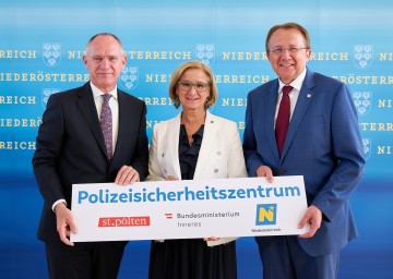 Innenminister Gerhard Karner, Landeshauptfrau Johanna Mikl-Leitner und Bürgermeister Matthias Stadler sprechen von einem „Meilenstein für Sicherheit, Service und Zusammenhalt“.