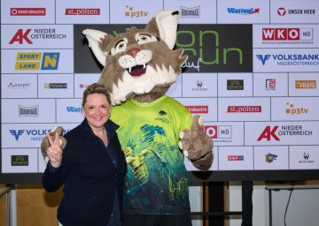 Landesrätin Susanne Rosenkranz mit dem Vision-Run-Maskottchen "RUNbert Muskelkater"