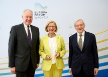 Landeshauptfrau Johanna Mikl-Leitner, Europa-Forum-Präsident Martin Eichtinger (l.) und Bundeskanzler a. D. Wolfgang Schüssel informierten über das Europa-Forum Wachau 2024, das von Donnerstag bis Samstag stattfinden wird.