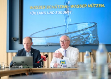 LH-Stellvertreter Stephan Pernkopf und Martin Angelmaier, Gruppenleiter Wasser beim Amt der NÖ Landesregierung (links), beim Pressegespräch zum Thema Wasser.