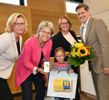 Landesrätin Petra Bohuslav übergab Frau Daniela Halmschlager, Käuferin der 140.000. Niederösterreich-CARD, und Tochter Lena die Karten persönlich. Im Bild von links nach rechts: Marion Boda, Geschäftsführerin Niederösterreich-CARD, Landesrätin Petra Bohuslav, Frau Halmschlager mit Tochter Lena, Christoph Madl, Geschäftsführer der Niederösterreich-Werbung