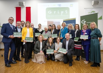 Foto (v.l.n.r.): Stehend: Direktor Gerald Stachl (BRG Wr. Neustadt Gröhrmühlgasse), Gregor Jöstl (Pädagogische Hochschule NÖ), Wolfgang Ellmauer (KPH Wien Krems), Direktorin Sigrid Fritsch (BG und BRG Wieselburg), Vizerektorin Jennifer Jakob (KPH Wien Krems), Rektor Erwin Rauscher (Pädagogische Hochschule NÖ), Schulleiterin Nina Neswadba (Private NÖ Mittelschule des Institutes Sacré Coeur der Erzdiözese Wien in Pressbaum), Schulleiterin Gerlinde Stadler (NÖ Mittelschule Schwadorf), Schulleiterin Sigrid Bannert (Praxisvolksschule Krems-Mitterau der KPH Wien Krems), Schulleiterin Martina Reiner (Private VS Maria Enzersdorf der Erzdiözese Wien), Andrea Pinz (KPH Wien Krems), Barbara Gullner (PH Wien), Schulleiterin Katharina Hussian (VS Perchtoldsdorf), Direktorin Claudia Mücke (VS Münchendorf), Schulleiterin Petra Wolfsberger (Private VS „International School Krems“), Brigitta Schnaubelt (Gütesiegel-Landeskoordinatorin Bildungsdirektion NÖ). 
<br />
Erste Reihe: Bildungs-Landesrätin Christiane Teschl-Hofmeister, Schulleiterin Veronika Niederhuber (VS Behamberg), Brigitte Schuckert (Leiterin Pädagogischer Dienst Bildungsdirektion NÖ), Direktor Michael Päuerl (BG und BRG Mödling Keimgasse)