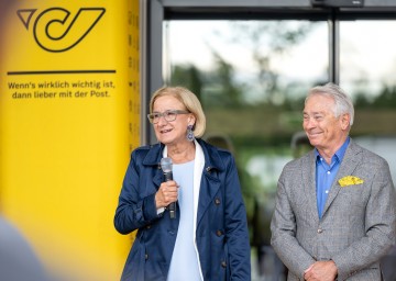 Landeshauptfrau Johanna Mikl-Leitner und Generaldirektor Georg Pölzl bei der Eröffnung der neuen Postbasis im Wirtschaftspark Föhrenwald Wiener Neustadt.