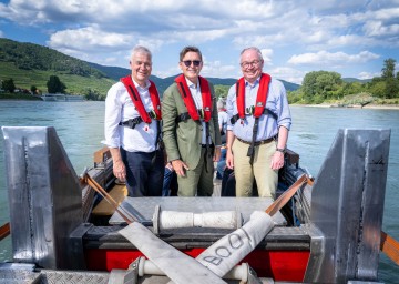 Landesrat Anton Kasser, Bundesminister Peter Hanke und LH-Stellvertreter Stephan Pernkopf bei der Bootsbefahrung auf der Donau (v.l.n.r.).