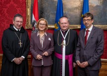 Von links nach rechts: Korbinian Birnbacher (Zelebrant des Festgottesdienstes), Landeshauptfrau Johanna Mikl-Leitner, Abt Anton Höslinger, Wirtschaftsdirektor Andreas Gahleitner.