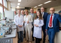 Beim Schulrundgang: ecoplus Geschäftsführer Helmut Miernicki, Landeshauptfrau Johanna Mikl-Leitner, Landtagsabgeordneter Richard Hogl und die Direktoren Wolfgang Bodei (HTL Hollabrunn) und Gottfried Krottendorfer (Private HTL für Lebensmitteltechnologie Hollabrunn) mit zwei Schülerinnen.