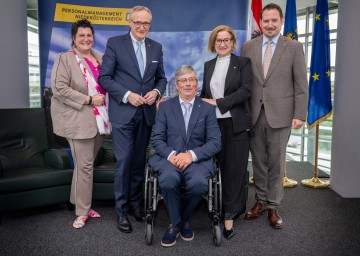 Verena Krammer, Leiterin der Abteilung Personalmanagement, Landesamtsdirektor Werner Trock, Zentralbehindertenvertrauensperson Andreas Mühlbauer, Landeshauptfrau Johanna Mikl-Leitner und LPV-Obmann Hans Zöhling bei der Veranstaltung zum Thema „Menschen mit Behinderung im NÖ Landesdienst“ (v.l.n.r.).