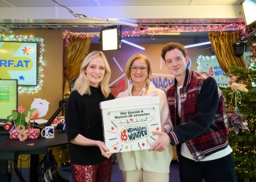 Beim Besuch in der Ö3 Wunschhütte beim Ö3 Weihnachtswunder in Wiener Neustadt tauschte Landeshauptfrau Johanna Mikl-Leitner eine Spende gegen einen Musikwunsch bei den Moderatoren Tina Ritschl und Philipp Hansa.