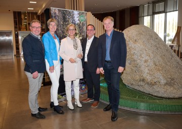 Im Sole Felsen Hotel Gmünd, von links nach rechts: Tom Bauer (Geschäftsführer Destination Waldviertel), Nationalrätin Martina Diesner-Wais, Landeshauptfrau Johanna Mikl-Leitner, Bernhard Strohmeier (Geschäftsführer Sole Felsen Hotel), Michael Duscher (Geschäftsführer NÖ Werbung).