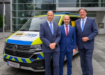 NÖGUS-Vorsitzender Landesrat Christoph Luisser, im Bild flankiert von den beiden Notruf Niederösterreich-Geschäftsführern Christian Fohringer (links) und Josef Schmoll (rechts), erläuterte in St. Pölten die Weiterentwicklung von Notruf Niederösterreich zur Gesundheitsleitstelle und die Rolle im Gesundheitsplan 2040+.