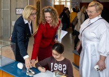 Landeshauptfrau Johanna Mikl-Leitner, Mona Jas, die künstlerische Leiterin des KinderKunstLabors, und Co-Kuratorin Gabriela Garlatyová in Kinderbegleitung in der Ausstellung „Papier, Stein, Schere – Materialien und Werkzeuge der Kunst“ im KinderKunstLabor St. Pölten (v.l.n.r.).