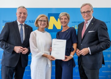 Landesamtsdirektor-Stv. Gerhard Dafert, Landeshauptfrau Johanna Mikl-Leitner, Bezirkshauptfrau Claudia Pfeiler-Blach und Landesamtsdirektor Werner Trock (v.l.n.r.) bei der Amtsübergabe der Bezirkshauptmannschaft Gänserndorf im Festsaal des Schlosses Marchegg. 