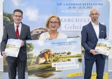Projektleiter Guido Wirth, Landeshauptfrau Johanna Mikl-Leitner und der wissenschaftliche Leiter der NÖ Landesausstellung 2022, Armin Laussegger präsentieren die Werbelinie zur Landesausstellung 2022.