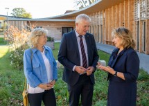 (v.l.n.r.) Landesrätin Eva Prischl, Landesrat Anton Kasser sowie Susanne Sellnar (Direktorin des SBZ Korneuburg).