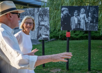 Landeshauptfrau Johanna Mikl-Leitner beim Besuch des Fotofestivals „La Gacilly-Baden Photo“.