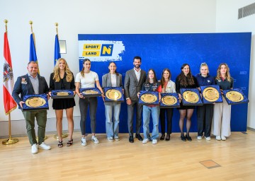 (v.l.n.r.) Alexander Schmirl, Amelie Cooke (BK Duchess Klosterneuburg), Aida Mehic (Sokol Niederösterreich), Andrea Barnjak (Hypo Niederösterreich), LHStv Udo Landbauer, Nina Skerbinz, Lara Teynor, Elena Roch, Diana Lemesova (SKN St. Pölten Frauen) und Jasmin Stangl-Brachnik.