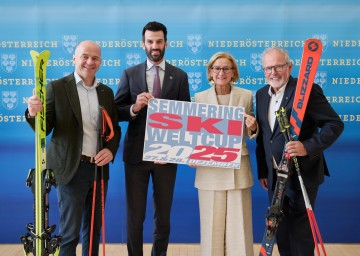 Skiweltcup auch heuer wieder auf dem Semmering: Bürgermeister Hermann Doppelreiter, LH-Stellvertreter Udo Landbauer, Landeshauptfrau Johanna Mikl-Leitner und Organisator Franz Steiner.