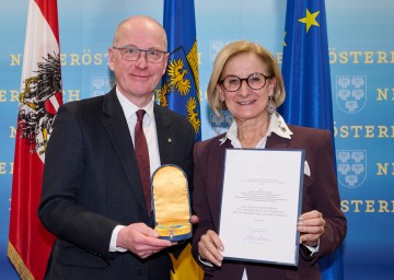 Landeshauptfrau Johanna Mikl-Leitner verlieh Mag. Friedrich Faulhammer, Rektor emeritus der Universität für Weiterbildung Krems, Vorsitzender des Vorstands des Instituts für den Donauraum und Mitteleuropa, Vorstand der Ludwig Boltzmann Gesellschaft, Leiter der Zukunftsinitiative Niederösterreichs „Mein Land denkt an morgen“, das „Goldene Komturkreuz des Ehrenzeichens für Verdienst um das Bundesland Niederösterreich“.