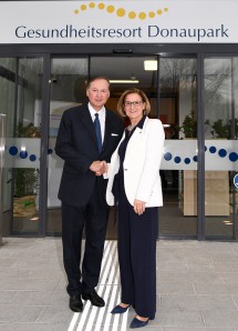 Landeshauptfrau Johanna Mikl-Leitner und Univ.-Prof. Günther Wiesinger bei der Eröffnung des Gesundheitsresorts Donaupark in Klosterneuburg.