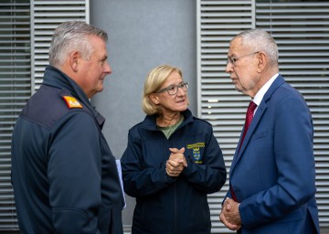 Landeshauptfrau Johanna Mikl-Leitner und Landesfeuerwehrkommandant Dietmar Fahrafellner mit Bundespräsident Alexander Van der Bellen vor der Lagebesprechung des Landesführungsstabs in Tulln.