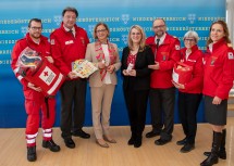 Landeshauptfrau Johanna Mikl-Leitner und Landesrätin Ulrike-Königsberger-Ludwig (Mitte) mit dem Rotkreuz-Team.