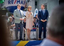 Landeshauptfrau Johanna Mikl-Leitner eröffnete das Landhausfest, links von ihr DPV-Obfrau-Stellvertreter Gerhard Fichtinger, rechts von ihr Hans Zöhling, Obmann der Landespersonalvertretung.