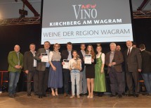 Siegerprämierung in der Kategorie Reserve („Grüner Veltliner kräftig“): Weinbotschafter Rudi Roubinek, Günter Zaiser, Geschäftsführer des Raiffeisen-Lagerhauses Absdorf-Ziersdorf, Anton Waldschütz aus Sachsendorf (2. Platz), Landeshauptfrau Johanna Mikl-Leitner, Gerhard Ehn aus Engelmannsbrunn (1. Platz) mit Tochter, Karl Ecker aus Unterstockstall (3. Platz) mit Tochter, die NÖ Vizeweinkönigin Teresa Dietl, die Kostleiter Walter Kutscher vom Wiener Sommelierverein und Bernhard Degen vom Magazin Falstaff und NV-Regionaldirektor West Walter Koinegg (v.l.n.r.)