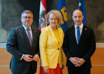 (v.l.n.r.) Landesrat Ludwig Schleritzko, Landesrätin Christiane Teschl-Hofmeister und NÖGUS-Vorsitzender Christoph Luisser erklärten in einem Medienstatement zur künftigen Spitalsstruktur in Niederösterreich, es werde keine Einsparungen bei Gesundheit der Menschen geben, die Versorgungssicherheit habe oberste Priorität.