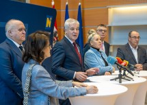 Pressekonferenz zum Zusammenwachsen der Kliniken: die Ärztliche Direktorin Andrea Zauner-Dungl vom UK Krems, der Kaufmännische Direktor Andreas Mikl vom UK Tulln, Landesrat Anton Kasser, die Pflegedirektorin Christa Grosz vom UK Wr. Neustadt-Hochegg, der Ärztliche Direktor Leopold Wanderer vom LK Melk und der Ärztliche Direktor Rainer Ernstberger vom LK Korneuburg-Stockerau-Hollabrunn (v.l.n.r.)