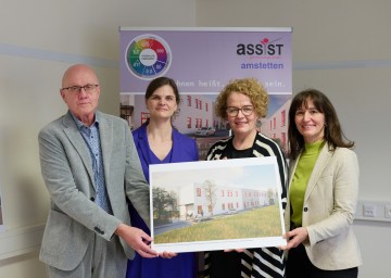 Heinz Greier und Sylvia Eberdorfer-Kryza, Geschäftsführer und Geschäftsführerin von ASSIST, Landesrätin Christiane Teschl-Hofmeister und Christiane Scheiblauer vom Verein Chancengleichheit bei der Vorstellung des neuen ASSIST-Wohnprojekts I.LIVING für junge behinderte Menschen in Amstetten (v.l.n.r.)