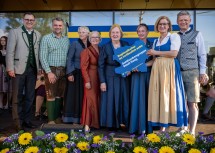 Ausgezeichnet: Die Goldhaubengruppe Haag mit Landeshauptfrau Johanna Mikl-Leitner, Volkskultur NÖ Geschäftsführer Harald Froschauer (links), Bürgermeister Lukas Michlmayr (2.v.l.) und Nationalrat Andreas Hanger (rechts).