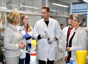 Landeshauptfrau Johanna Mikl-Leitner (links) und Wirtschafts- und Technologie-Landesrätin Petra Bohuslav (rechts) freuen sich auf die Lange Nacht der Forschung am 13. April.