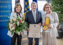 Landeshauptfrau Johanna Mikl-Leitner zeichnete den ehemaligen EU-Kommissar Johannes Hahn mit dem „Silbernen Komturkreuz mit dem Stern des Ehrenzeichens für Verdienste um das Bundesland Niederösterreich“ aus.