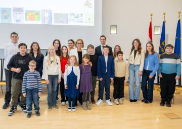 Landeshauptfrau Johanna Mikl-Leitner (Mitte) und Bildungsdirektor Karl Fritthum (7.v.r.) gratulierten allen Preisträgerinnen und Preisträgern des Weihnachtspostkarten-Wettbewerbs „WeihnARTlich – Kunst trifft Weihnacht“.