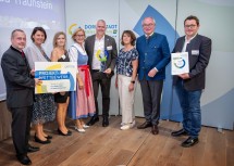 Landeshauptfrau Johanna Mikl-Leitner, LH-Stellvertreter Stephan Pernkopf, Obfrau Maria Forstner und Dorf- & Stadterneuerung Geschäftsführer Johannes Wischenbart mit Vertretern der Marktgemeinde Bad Traunstein, dem Sieger des diesjährigen Projektwettbewerbs.