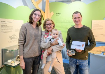 Die Fossilienwelt Weinviertel feierte heuer den 40.000. Besucher: v.l. Nicole Riedl, Landeshauptfrau Johanna Mikl-Leitner mit Klara Fischer, Mathias Fischer