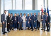 (v.l.n.r.) LH-Stellvertreter Udo Landbauer, Helga Krismer-Huber (LAbg., Klubobfrau GRÜNE), Hannes Weninger (LAbg., Klubobmann SP), Elvira Schmidt (Dritte Landtagspräsidentin), Walter Schoiber (Landesrechnungshofdirektor a.D.), Johann Penz (Landtagspräsident a.D.), Landeshauptfrau Johanna Mikl-Leitner, Landesrechnungshofdirektorin Edith Goldeband, Landtagspräsident Karl Wilfing, Gottfried Waldhäusl (Zweiter Landtagspräsident), Klaus Schneeberger (Bgm. Wr. Neustadt, Klubobmann VP a.D.), Kurt Hackl (LAbg., Klubobmann VP) und Helmut Hofer-Gruber (LAbg. NEOS)